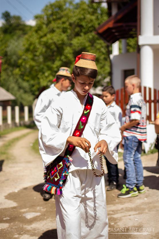 Darmen & Santi  Costumes around the world, Traditional outfits