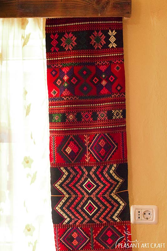 Hand Weaving Traditional Towels With Vibrant Patterns