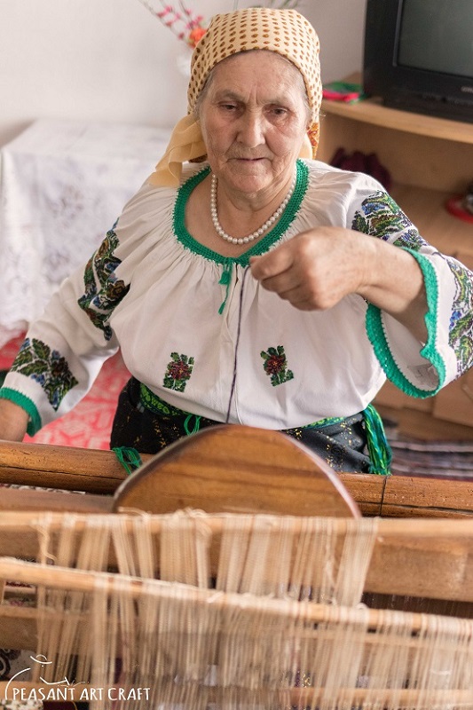 Weaving Techniques from Bucovina Hand Picking Alesături